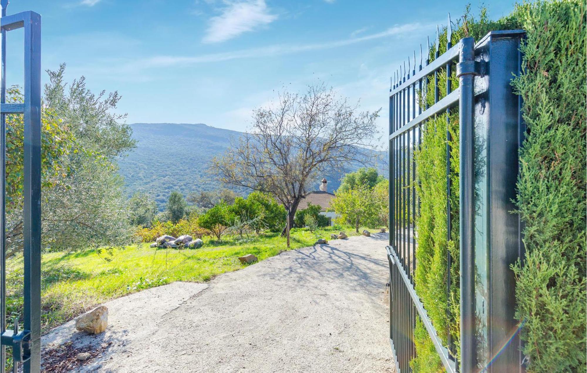 Stunning Home In Ubrique With Kitchen エクステリア 写真